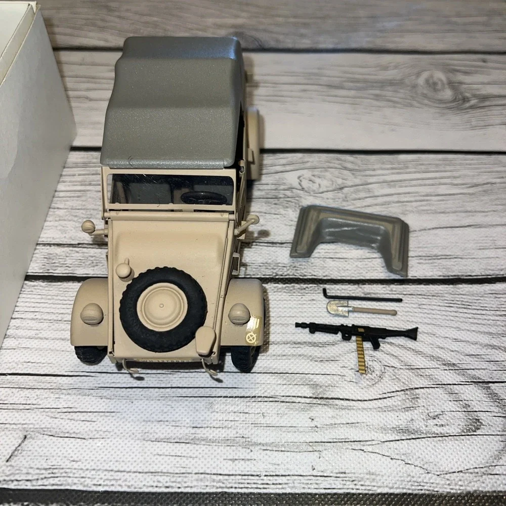 Hendrich Diecast Tan Black VW Typ 82 1:24 Truck Model Military Vehicle W/ Pieces